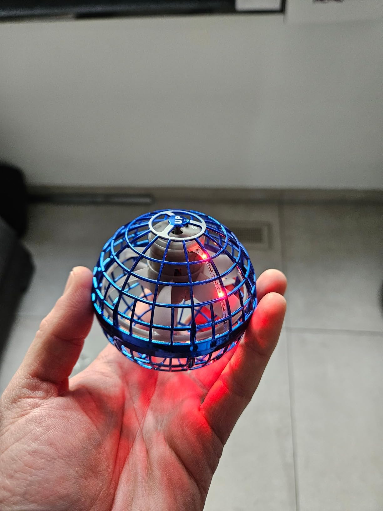 Ivtivfu Flying Orb Ball Fliegender Ball Rosa mit LED