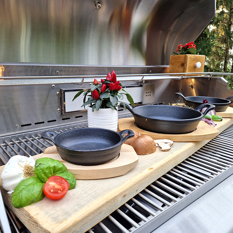 AllGrill Gusseisen Pfännchen Ø15cm 0,5l mit Holzuntersetzer