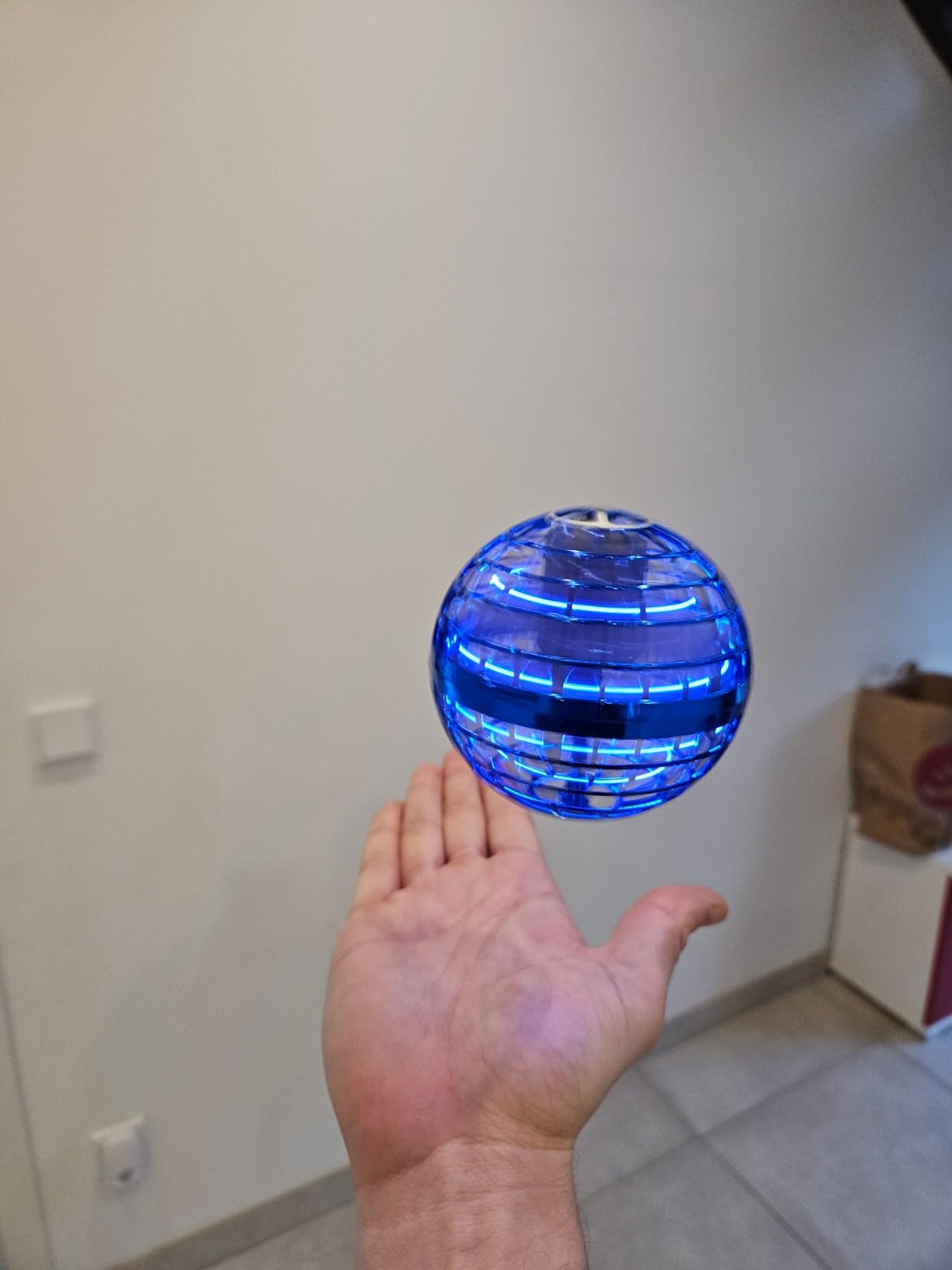 Ivtivfu Flying Orb Ball Fliegender Ball Rosa mit LED
