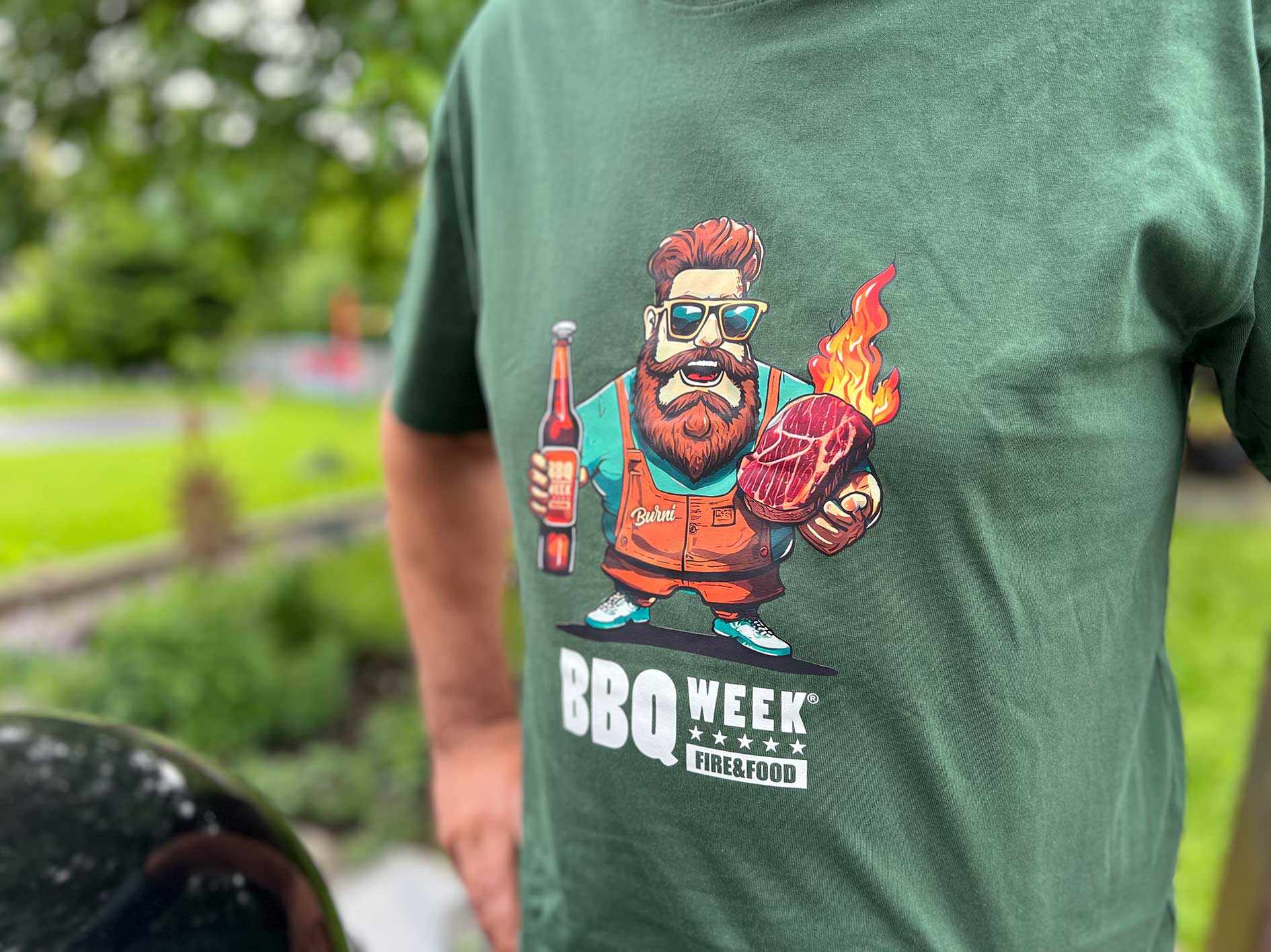 FIRE&FOOD Burni T-Shirt BBQ WEEK dunkelgrün Baumwolle